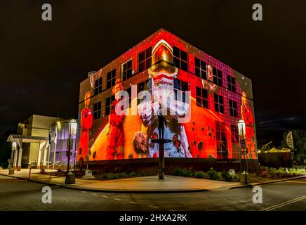 Canberra, Australia. 10th Mar 2022. Il Canberra Illigten Festival è una celebrazione della cultura e della creatività di Canberra. Le attrazioni nazionali sono illuminate da un'esposizione di luce, suoni e movimenti. Gli edifici iconici di Canberra, tra cui la Casa del Parlamento Australiana, la Biblioteca Nazionale d’Australia, la Galleria Nazionale d’Australia, il Questacon, la Galleria Nazionale dei Ritratti e il Museo della democrazia Australiana presso la Casa del Parlamento Vecchio, prendono vita in una vibrante esposizione di luci e suoni. Credit: FoxTree gfx/Alamy Live News Foto Stock