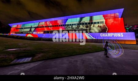 Canberra, Australia. 10th Mar 2022. Il Canberra Illigten Festival è una celebrazione della cultura e della creatività di Canberra. Le attrazioni nazionali sono illuminate da un'esposizione di luce, suoni e movimenti. Gli edifici iconici di Canberra, tra cui la Casa del Parlamento Australiana, la Biblioteca Nazionale d’Australia, la Galleria Nazionale d’Australia, il Questacon, la Galleria Nazionale dei Ritratti e il Museo della democrazia Australiana presso la Casa del Parlamento Vecchio, prendono vita in una vibrante esposizione di luci e suoni. Credit: FoxTree gfx/Alamy Live News Foto Stock