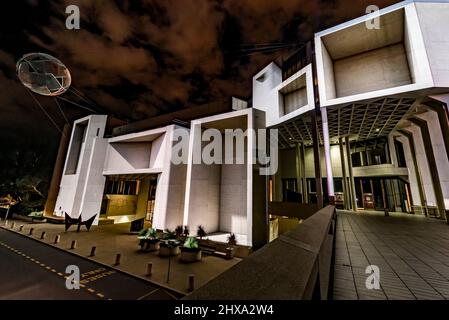 Canberra, Australia. 10th Mar 2022. Il Canberra Illigten Festival è una celebrazione della cultura e della creatività di Canberra. Le attrazioni nazionali sono illuminate da un'esposizione di luce, suoni e movimenti. Gli edifici iconici di Canberra, tra cui la Casa del Parlamento Australiana, la Biblioteca Nazionale d’Australia, la Galleria Nazionale d’Australia, il Questacon, la Galleria Nazionale dei Ritratti e il Museo della democrazia Australiana presso la Casa del Parlamento Vecchio, prendono vita in una vibrante esposizione di luci e suoni. Credit: FoxTree gfx/Alamy Live News Foto Stock