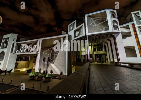 Canberra, Australia. 10th Mar 2022. Il Canberra Illigten Festival è una celebrazione della cultura e della creatività di Canberra. Le attrazioni nazionali sono illuminate da un'esposizione di luce, suoni e movimenti. Gli edifici iconici di Canberra, tra cui la Casa del Parlamento Australiana, la Biblioteca Nazionale d’Australia, la Galleria Nazionale d’Australia, il Questacon, la Galleria Nazionale dei Ritratti e il Museo della democrazia Australiana presso la Casa del Parlamento Vecchio, prendono vita in una vibrante esposizione di luci e suoni. Credit: FoxTree gfx/Alamy Live News Foto Stock