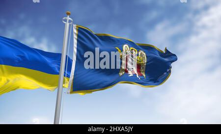 La bandiera della città di Kiev con la raffigurazione dell'Arcangelo Gabriel che sventola con la bandiera nazionale Ucraina. Il santo patrono di Kyiv Arcangelo Michele Foto Stock