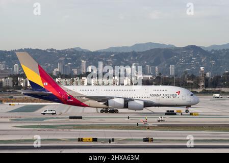 Asiana Airlines Airbus A380-800 con registrazione HL7640 mostrato rullaggio all'aeroporto internazionale di Los Angeles (LAX). Foto Stock