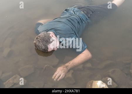 un uomo morto è stato trovato vicino al fiume, un uomo morto è stato annegato in una palude lago stagno. Foto Stock