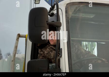 Ritratto di un guidatore nella cabina di guida del carrello Foto Stock