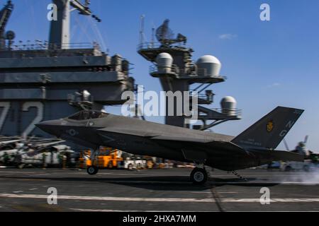 PHILIPPINE SEA (10 marzo 2022) un F-35C Lightning II, assegnato ai 'Cavalieri neri' di Marine Fighter Attack Squadron (VMFA) 314, fa un atterraggio arrestato sul ponte di volo del vettore aereo di classe Nimitz USS Abraham Lincoln (CVN 72). Abraham Lincoln Strike Group è in fase di implementazione pianificata nell'area delle operazioni della flotta USA 7th per migliorare l'interoperabilità attraverso alleanze e partnership, fungendo da forza di risposta pronta a supportare una regione indopacifica libera e aperta. (STATI UNITI Foto Navy di Sint. Di comunicazione di massa Seaman Aprentice Julia Brockman) Foto Stock