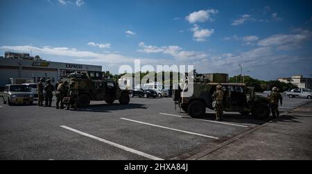 I velivoli del volo di smaltimento dell'ordinanza esplosiva dello Squadrone dell'ingegneria civile 18th, preparano l'attrezzatura per l'ordinanza inesplosa durante un esercizio di addestramento di routine alla base aerea di Kadena, Giappone, 10 marzo 2022. Questo training è stato ideato per valutare la capacità di Kadena di adempiere alla sua missione, garantendo la stabilità e la sicurezza di un indoPacifico libero e aperto. (STATI UNITI Air Force foto di Senior Airman Stephen Pulter) Foto Stock