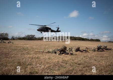 I soldati della U.S. Army Reserve scaricano da un elicottero UH-60 Black Hawk alla migliore competizione di guerrieri del consorzio dal 3 al 6 marzo a Camp Bullis a San Antonio, Texas. Il consorzio 2022 BWC consiste di una marcia di 12-miglia del ruck, le qualifiche dell'arma, il test di idoneità di combattimento dell'esercito, la sopravvivenza dell'acqua, il corso dell'ostacolo, la navigazione della terra e la guerra urbana. Questo concorso è stato un evento congiunto che ha caratterizzato i soldati del 80th Training Command, 807th Medical Command, 76th Operational Response Command, 63rd Readiness Division, 81st RD, 88th RD e 99th RD. (STATI UNITI Foto della riserva dell'esercito da SPC. Kenneth Foto Stock