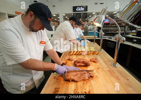 Fenton, Stati Uniti. 10th Mar 2022. Gli operatori del settore alimentare preparano panini con filetto di manzo che si allenano per la grande apertura al Wally's di Fenton, Missouri giovedì 10 marzo 2022. Wally's è una struttura di 36 mila metri quadrati, con 72 pompe a gas separate che coprono due campi da calcio. All'interno, il viaggiatore è accolto da molte opzioni alimentari più un negozio di viaggi con abbigliamento, articoli per la casa e forniture per la caccia e il campeggio. Il più grande negozio del suo genere nella zona aprirà venerdì 11 marzo 2022. Foto di Bill Greenblatt/UPI Credit: UPI/Alamy Live News Foto Stock