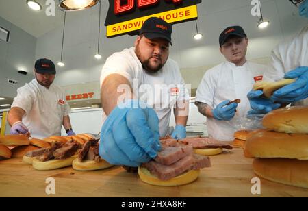 Fenton, Stati Uniti. 10th Mar 2022. Gli operatori del settore alimentare preparano panini con filetto di manzo che si allenano per la grande apertura al Wally's di Fenton, Missouri giovedì 10 marzo 2022. Wally's è una struttura di 36 mila metri quadrati, con 72 pompe a gas separate che coprono due campi da calcio. All'interno, il viaggiatore è accolto da molte opzioni alimentari più un negozio di viaggi con abbigliamento, articoli per la casa e forniture per la caccia e il campeggio. Il più grande negozio del suo genere nella zona aprirà venerdì 11 marzo 2022. Foto di Bill Greenblatt/UPI Credit: UPI/Alamy Live News Foto Stock