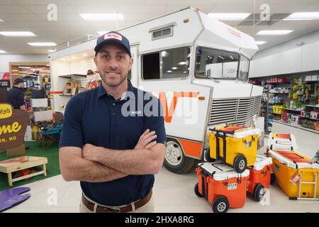 Fenton, Stati Uniti. 10th Mar 2022. Michael Rubenstein, presidente e CEO di Wally, si trova di fronte a un Winabago posto all'interno dell'edificio per la grande apertura a Fenton, Missouri giovedì 10 marzo 2022. Wally's è una struttura di 36 mila metri quadrati, con 72 pompe a gas separate che coprono due campi da calcio. All'interno, il viaggiatore è accolto da molte opzioni alimentari più un negozio di viaggi con abbigliamento, articoli per la casa e forniture per la caccia e il campeggio. Il più grande negozio del suo genere nella zona aprirà venerdì 11 marzo 2022 Foto di Bill Greenblatt/UPI Credit: UPI/Alamy Live News Foto Stock