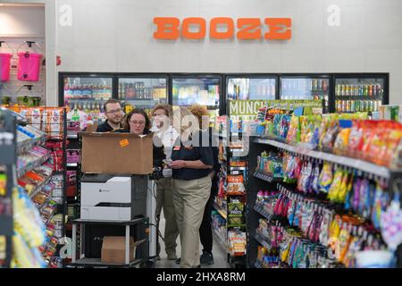 Fenton, Stati Uniti. 10th Mar 2022. I lavoratori preparano gli scaffali con prodotti alimentari prima della grande apertura al Wally's di Fenton, Missouri giovedì 10 marzo 2022. Wally's è una struttura di 36 mila metri quadrati, con 72 pompe a gas separate che coprono due campi da calcio. All'interno il viaggiatore è accolto da molte opzioni alimentari più un negozio di viaggi con abbigliamento, articoli per la casa e forniture per la caccia e il campeggio. Venerdì 11 marzo 2022 è aperto il più grande negozio del settore. Foto di Bill Greenblatt/UPI Credit: UPI/Alamy Live News Foto Stock