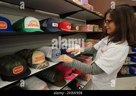 Fenton, Stati Uniti. 10th Mar 2022. Il lavoratore Tammy Herzog completa una mostra di cappello prima della grande apertura al Wally's di Fenton, Missouri giovedì 10 marzo 2022. Wally's è una struttura di 36 metri quadrati, con 72 pompe a gas separate che coprono due campi da calcio. All'interno, il viaggiatore è accolto da molte opzioni alimentari più un negozio di viaggi con abbigliamento, articoli per la casa e forniture per la caccia e il campeggio. Venerdì 11 marzo 2022 è aperto il più grande negozio del settore. Foto di Bill Greenblatt/UPI Credit: UPI/Alamy Live News Foto Stock