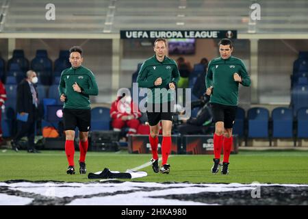 Bergamo, 10 marzo 2022. (L-R) Assistente arbitro Uros Stojkovic, arbitro Srdjan Jovanovic, assistente arbitro Milano Mihajlovic per Bayer 04 Leverkusen durante la partita di calcio dell'Europa League tra Atalanta e Leverkusen. Credit: Stefano Nicoli/Speed Media/Alamy Live News Foto Stock