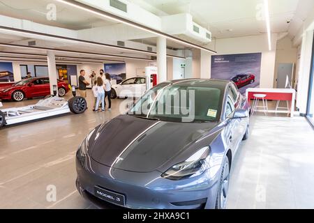 2022 Tesla Model 3 in argento metallizzato in uno showroom Tesla di Sydney, NSW, Australia Foto Stock