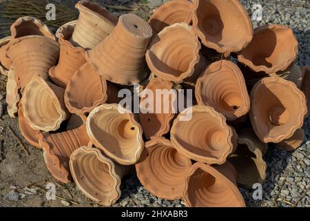 Pentole di argilla per appendere piante o piantatrici murali fatte a mano Foto Stock