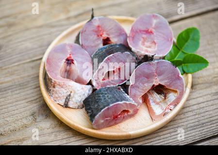 Pesce fresco crudo testa di serpente menu pesce d'acqua dolce, pesce testa di serpente per cucinare cibo, pesce testa di serpente a righe tritato con ingredienti foglie di lime kaffir on Foto Stock