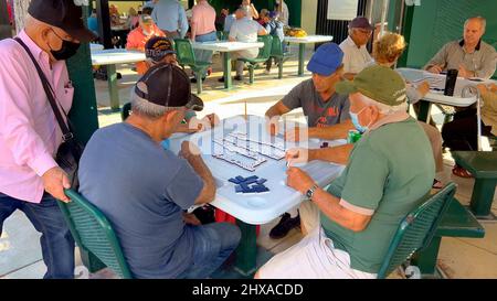 Il famoso Domino Park a Little Havana Calle Ocho è un sito patrimonio della Florida - MIAMI, STATI UNITI - 20 FEBBRAIO 2022 Foto Stock