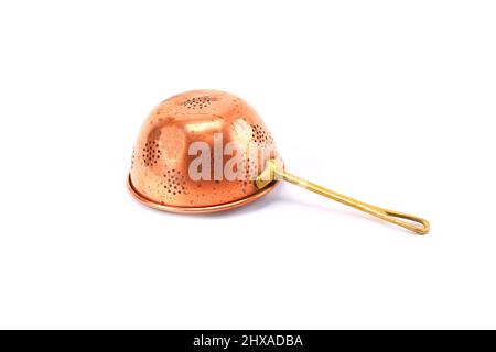 Vintage rame colander bianco sfondo Foto Stock