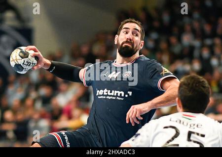 Parigi, Francia. 10th Mar 2022. Nikola Karabatic di PSG spara durante la EHF Champions League, partita di pallamano di fase di gruppo tra Paris Saint-Germain (PSG) Handball e Telekom Veszprem (KSE) il 10 marzo 2022 allo stadio Pierre de Coubertin di Parigi, Francia. Credit: Victor Joly/Alamy Live News Credit: Victor Joly/Alamy Live News Foto Stock