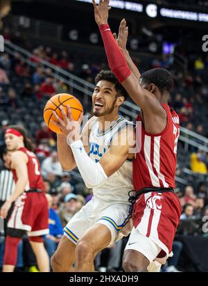 Las Vegas, Stati Uniti. 11th Mar 2022. Marzo 10 2022 Las Vegas, NV, U.S.A., la guardia UCLA Johnny Juzang (3) va in cerchio nella prima metà durante la NCAA Pac12 torneo di basket uomini Quarterfinals gioco tra Washington state Cougars e la UCLA Bruins a T- Mobile Arena Las Vegas, NV. Thurman James/CSM Credit: CAL Sport Media/Alamy Live News Foto Stock