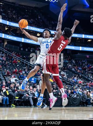 Las Vegas, Stati Uniti. 11th Mar 2022. Marzo 10 2022 Las Vegas, NV, U.S.A., la guardia UCLA Jaylen Clark (0) guida al cerchio nella prima metà durante la NCAA Pac12 Men's Basketball Tournament Quarterfinals gioco tra Washington state Cougars e la UCLA Bruins a T- Mobile Arena Las Vegas, NV. Thurman James/CSM Credit: CAL Sport Media/Alamy Live News Foto Stock