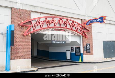 Chicago USA - Agosto 27 2015; cartellonistica in stile retro sul Navy Pier all'ingresso del garage self Park East, Chicago, Illinois. Foto Stock