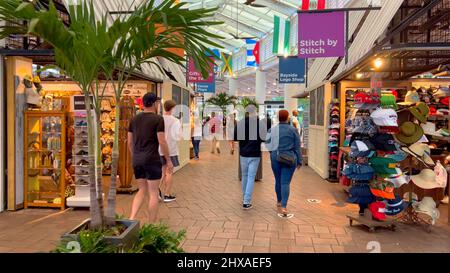 Goditi la serata al Bayside Marketplace Miami - MIAMI, STATI UNITI - 20 FEBBRAIO 2022 Foto Stock