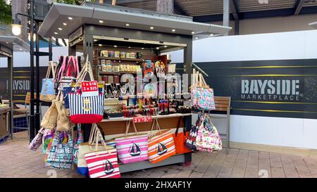 Vendita souvenir al Bayside Marketplace Miami - MIAMI, STATI UNITI - 20 FEBBRAIO 2022 Foto Stock