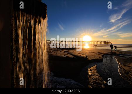 La JOLLA, CALIFORNIA. Febbraio 9, 2021. L'Acquario Outflow corre al Molo Scripps al tramonto. Foto Stock