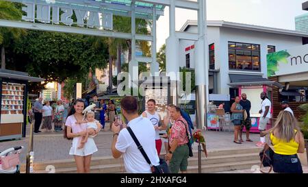 Goditi la serata al Bayside Marketplace Miami - MIAMI, STATI UNITI - 20 FEBBRAIO 2022 Foto Stock