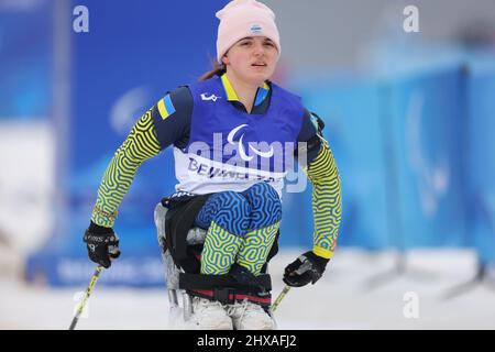 Zhangjiakou, Hebei, Cina. 11th Mar 2022. Laletina Anastasiia (UKR) Biathlon : Donna individuale 12,5km seduta durante i Giochi Paralimpici invernali di Pechino 2022 al National Biathlon Centre di Zhangjiakou, Hebei, Cina . Credit: Yohei Osada/AFLO SPORT/Alamy Live News Foto Stock