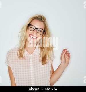 Vedo la felicità intorno a me. Scatto ritagliato di una bella giovane donna che si posa su uno sfondo bianco. Foto Stock