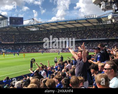 Fulham, Londra, UK14th agosto, 2021 tifosi applaudono la loro squadra a Stamford Bridge, la casa del Club EUROPEO di CALCIO dei campioni DEL CHELSEA, mentre il club si stagia itÕs prima partita della stagione 2021/2022 nella Premier League, contro il Crystal Palace FC Foto Stock