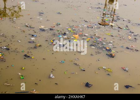 immagine inquinamento fluviale. salvare acqua fluviale forma inquinamento. Foto Stock