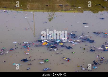 immagine inquinamento fluviale. salvare acqua fluviale forma inquinamento. Foto Stock