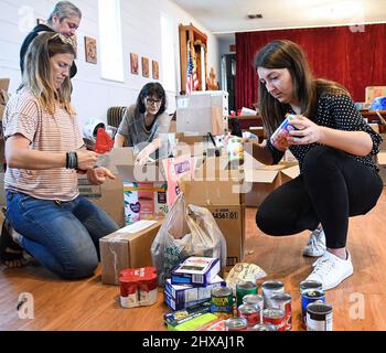 Apopka, Stati Uniti. 10th Mar 2022. I volontari sortano gli articoli alimentari donati per le vittime dell'invasione russa dell'Ucraina a St. Mary Protectress Ukrainian Catholic Church in Apopka, Florida, vicino Orlando. La chiesa sta raccogliendo donazioni di vestiti, coperte, cibo e forniture mediche per gli ucraini sfollati mentre la guerra entra nella sua terza settimana. Credit: SOPA Images Limited/Alamy Live News Foto Stock