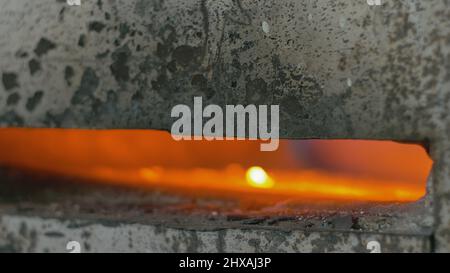 Forge workshop. Fucina di produzione manuale. Forno a gas per il riscaldamento di metallo. Moderna stufa di fusione di ferro acciaio. Il fabbro rende i prodotti di ferro per m Foto Stock