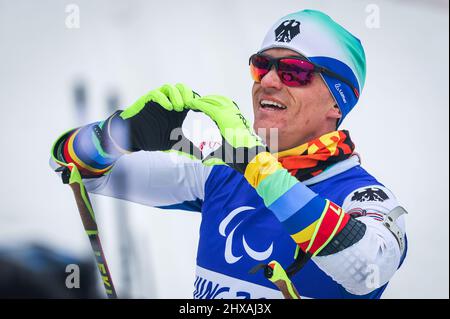 Zhangjiakou, Cina. 11th Mar 2022. Paralimpiadi, Para Nordic Ski, biathlon, 12,5 km, seduta, Uomini, Martin Fleig (classifica Paralimpica, LW 11,5 seduta) della Germania finisce dopo la gara di oltre 12,5 chilometri. Fleig termina la sua carriera come para-biatleta e sciatore di fondo. Il portacolori tedesco alla cerimonia di apertura ha fatto l'annuncio dopo la sua ultima gara individuale alla sua terza Paralimpiadi generale. Credit: Jens Büttner/dpa-Zentralbild/dpa/Alamy Live News Foto Stock