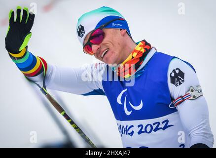Zhangjiakou, Cina. 11th Mar 2022. Paralimpiadi, Para Nordic Ski, biathlon, 12,5 km, seduta, Uomini, Martin Fleig (classifica Paralimpica, LW 11,5 seduta) della Germania finisce dopo la gara di oltre 12,5 chilometri. Fleig termina la sua carriera come para-biatleta e sciatore di fondo. Il portacolori tedesco alla cerimonia di apertura ha fatto l'annuncio dopo la sua ultima gara individuale alla sua terza Paralimpiadi generale. Credit: Jens Büttner/dpa-Zentralbild/dpa/Alamy Live News Foto Stock