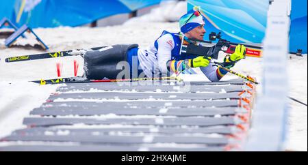 Zhangjiakou, Cina. 11th Mar 2022. Paralimpiadi, Para Nordic Ski, biathlon, 12,5 km, seduta, Uomini, Martin Fleig (classificazione Paralimpica, LW 11,5 seduta) della Germania al poligono di tiro durante la gara di oltre 12,5 chilometri. Fleig sta terminando la sua carriera di para-biatleta e sciatore di fondo. Il portacolori tedesco alla cerimonia di apertura ha fatto l'annuncio dopo la sua ultima gara individuale alla sua terza Paralimpiadi in totale. Credit: Jens Büttner/dpa-Zentralbild/dpa/Alamy Live News Foto Stock