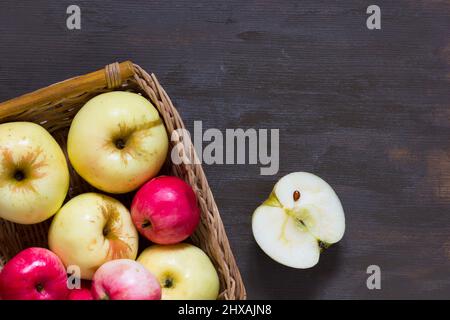 Mele in cestino su sfondo di legno Foto Stock
