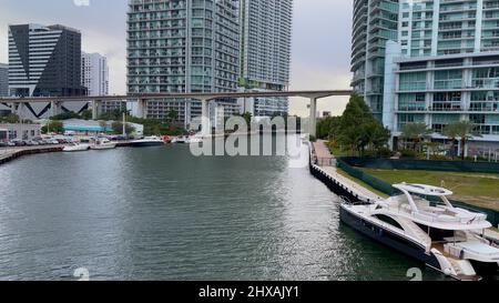 Barche a Miami River a Brickell - MIAMI, STATI UNITI - 20 FEBBRAIO 2022 Foto Stock