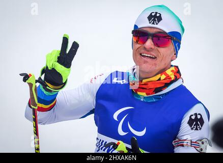 Zhangjiakou, Cina. 11th Mar 2022. Paralimpiadi, Para Nordic Ski, biathlon, 12,5 km, seduta, Uomini, Martin Fleig (classifica Paralimpica, LW 11,5 seduta) della Germania finisce dopo la gara di oltre 12,5 chilometri. Fleig termina la sua carriera come para-biatleta e sciatore di fondo. Il portacolori tedesco alla cerimonia di apertura ha fatto l'annuncio dopo la sua ultima gara individuale alla sua terza Paralimpiadi generale. Credit: Jens Büttner/dpa-Zentralbild/dpa/Alamy Live News Foto Stock