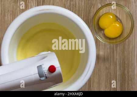 Immagini Stock - Sbattere Il Tuorlo D'uovo Con Lo Zucchero In Una Ciotola  Con Le Fruste Elettriche.. Image 135630127