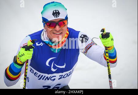 Zhangjiakou, Cina. 11th Mar 2022. Paralimpiadi, Para Nordic Ski, biathlon, 12,5 km, seduta, Uomini, Martin Fleig (classifica Paralimpica, LW 11,5 seduta) della Germania finisce dopo la gara di oltre 12,5 chilometri. Fleig termina la sua carriera come para-biatleta e sciatore di fondo. Il portacolori tedesco alla cerimonia di apertura ha fatto l'annuncio dopo la sua ultima gara individuale alla sua terza Paralimpiadi generale. Credit: Jens Büttner/dpa-Zentralbild/dpa/Alamy Live News Foto Stock