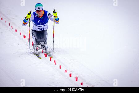 Zhangjiakou, Cina. 11th Mar 2022. Paralimpiadi, Para Nordic Ski, biathlon, 12,5 km, seduta, Uomini, Martin Fleig (classifica Paralimpica, LW 11,5 seduta) della Germania finisce dopo la gara di oltre 12,5 chilometri. Fleig termina la sua carriera come para-biatleta e sciatore di fondo. Il portacolori tedesco alla cerimonia di apertura ha fatto l'annuncio dopo la sua ultima gara individuale alla sua terza Paralimpiadi generale. Credit: Jens Büttner/dpa-Zentralbild/dpa/Alamy Live News Foto Stock