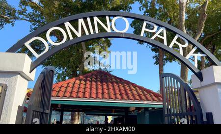 Il famoso Domino Park a Little Havana Calle Ocho è un sito patrimonio della Florida - MIAMI, STATI UNITI - 20 FEBBRAIO 2022 Foto Stock