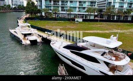Barche a Miami River a Brickell - MIAMI, STATI UNITI - 20 FEBBRAIO 2022 Foto Stock