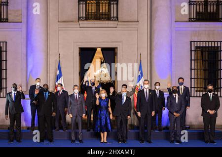 Il presidente cileno Sebastián Piñera (C-R) si presenta con i capi di Stato per una foto ufficiale al Palacio de la Moneda di Santiago un giorno prima dell'inaugurazione del presidente eletto del Cile, Gabriel Boric. Il Cile cambia leadership venerdì, quando si prevede che il Presidente eletto Gabriel Boric si insedierà. Credit: SOPA Images Limited/Alamy Live News Foto Stock