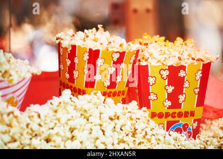 Lo spuntino perfetto per il cinema. Vista ritagliata di mais appena schioccato in pacchetti. Foto Stock